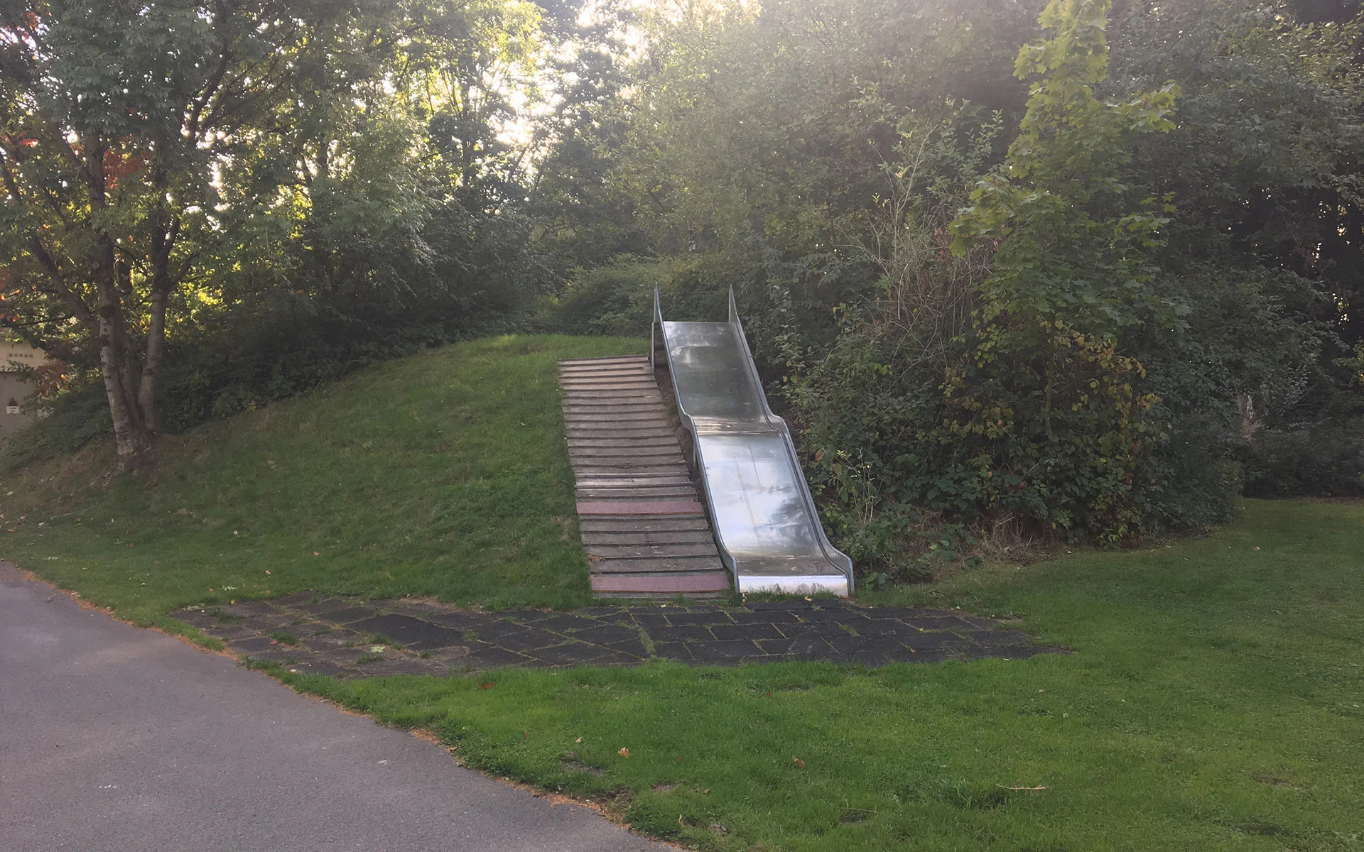 Kletterhügel mit Rutsche